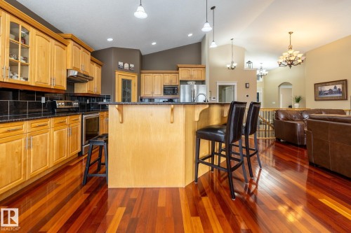 135 Fraser Way, Edmonton, AB - Indoor Photo Showing Kitchen
