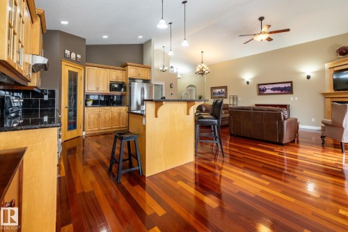 135 Fraser Way, Edmonton, AB - Indoor Photo Showing Kitchen