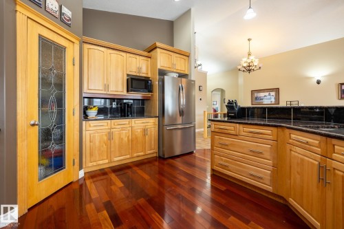 135 Fraser Way, Edmonton, AB - Indoor Photo Showing Kitchen