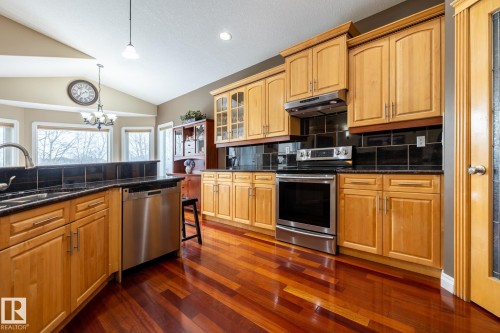 135 Fraser Way, Edmonton, AB - Indoor Photo Showing Kitchen