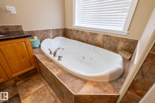 135 Fraser Way, Edmonton, AB - Indoor Photo Showing Bathroom