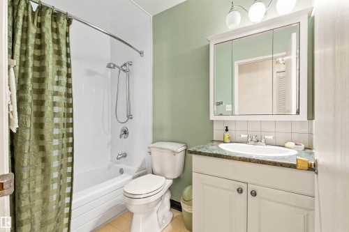 3211 70 Street, Edmonton, AB - Indoor Photo Showing Bathroom