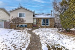 124 CLAREVIEW Road  Edmonton, AB T5A 3Y3