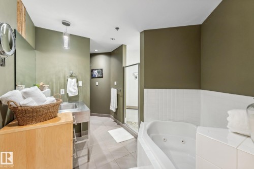 302 10169 104 Street, Edmonton, AB - Indoor Photo Showing Bathroom