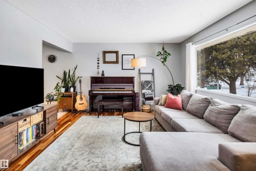 9 Broadview Crescent, St. Albert, AB - Indoor Photo Showing Living Room