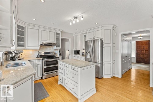 19 Lincoln Crescent, St. Albert, AB - Indoor Photo Showing Kitchen With Double Sink With Upgraded Kitchen