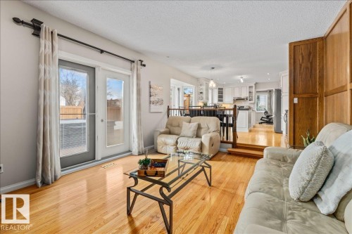 19 Lincoln Crescent, St. Albert, AB - Indoor Photo Showing Living Room
