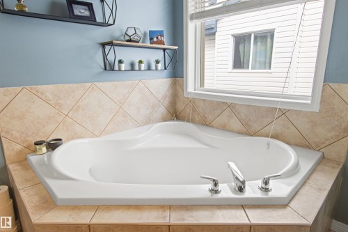 607 77 Street, Edmonton, AB - Indoor Photo Showing Bathroom
