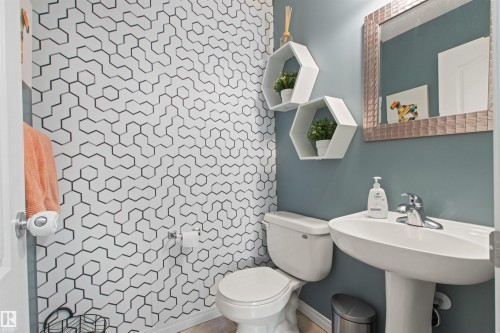 607 77 Street, Edmonton, AB - Indoor Photo Showing Bathroom