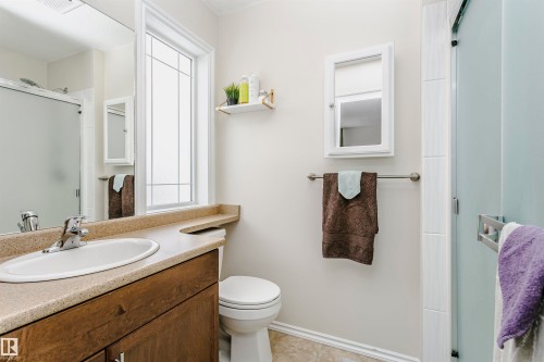9359 74 Avenue, Edmonton, AB - Indoor Photo Showing Bathroom