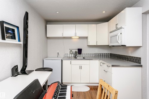 9359 74 Avenue, Edmonton, AB - Indoor Photo Showing Kitchen