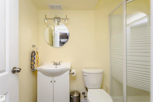 9359 74 Avenue, Edmonton, AB - Indoor Photo Showing Bathroom