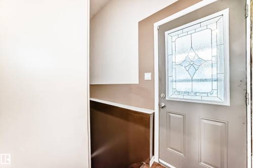 Entry door featuring a decorative glass insert - 7512 136 Avenue, Edmonton, AB - Indoor Photo Showing Other Room