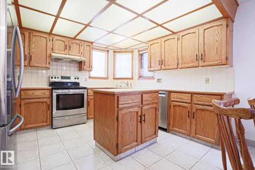 507 Burton Close, Edmonton, AB - Indoor Photo Showing Kitchen