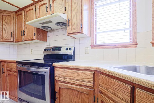 507 Burton Close, Edmonton, AB - Indoor Photo Showing Kitchen