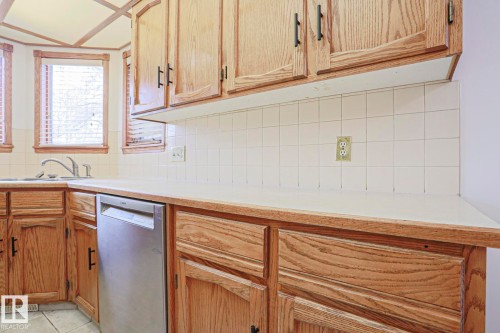 507 Burton Close, Edmonton, AB - Indoor Photo Showing Kitchen