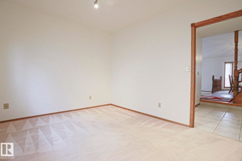 507 Burton Close, Edmonton, AB - Indoor Photo Showing Other Room
