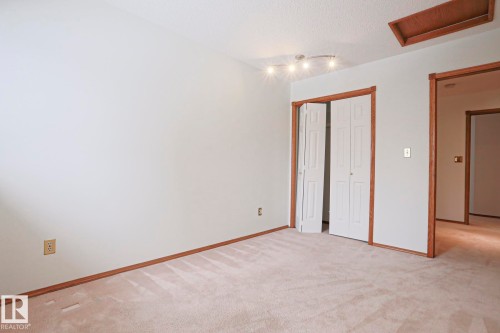507 Burton Close, Edmonton, AB - Indoor Photo Showing Other Room