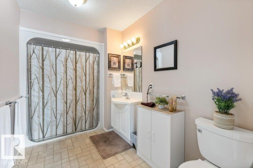 7605 165A Avenue, Edmonton, AB - Indoor Photo Showing Bathroom