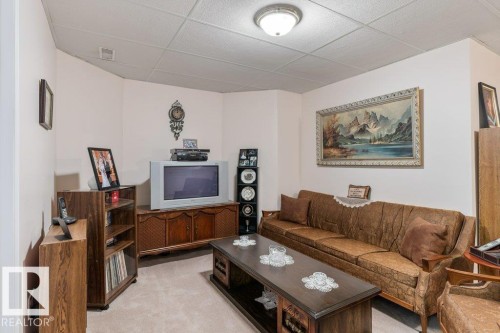 7605 165A Avenue, Edmonton, AB - Indoor Photo Showing Living Room