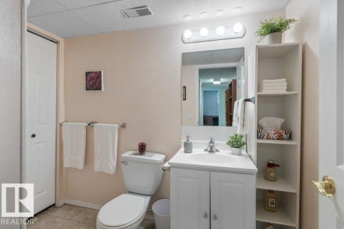 7605 165A Avenue, Edmonton, AB - Indoor Photo Showing Bathroom