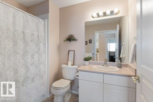 7605 165A Avenue, Edmonton, AB - Indoor Photo Showing Bathroom