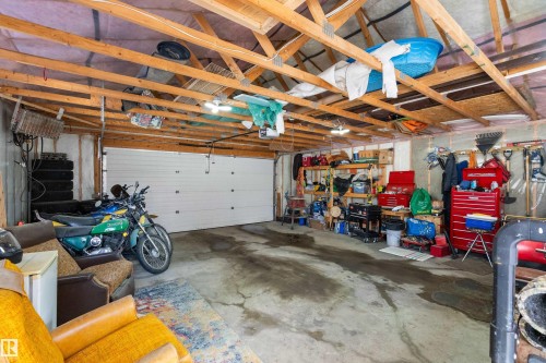 4710 54 Avenue, Wetaskiwin, AB - Indoor Photo Showing Garage