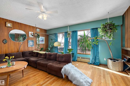 4710 54 Avenue, Wetaskiwin, AB - Indoor Photo Showing Living Room