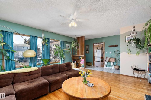 4710 54 Avenue, Wetaskiwin, AB - Indoor Photo Showing Living Room