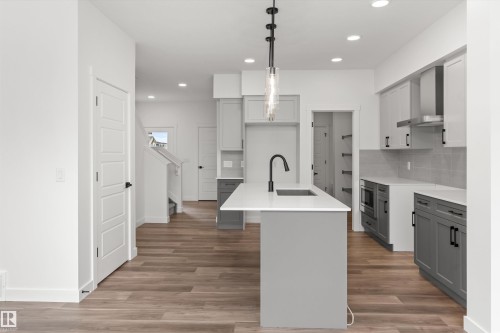 1048 Cristall Crescent, Edmonton, AB - Indoor Photo Showing Kitchen With Upgraded Kitchen