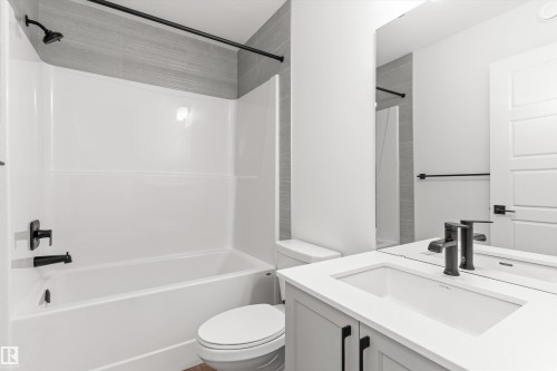 1048 Cristall Crescent, Edmonton, AB - Indoor Photo Showing Bathroom