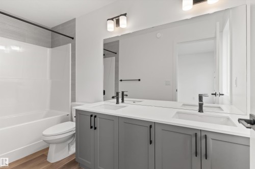 1048 Cristall Crescent, Edmonton, AB - Indoor Photo Showing Bathroom