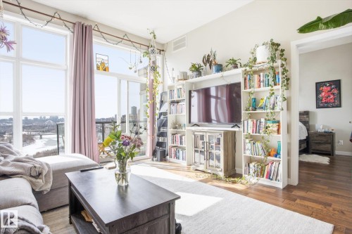 514 9507 101 Avenue, Edmonton, AB - Indoor Photo Showing Living Room