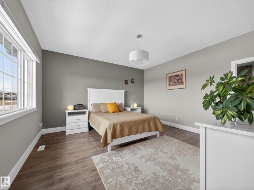 1047 Coopers Hawk Link Link, Edmonton, AB - Indoor Photo Showing Bedroom