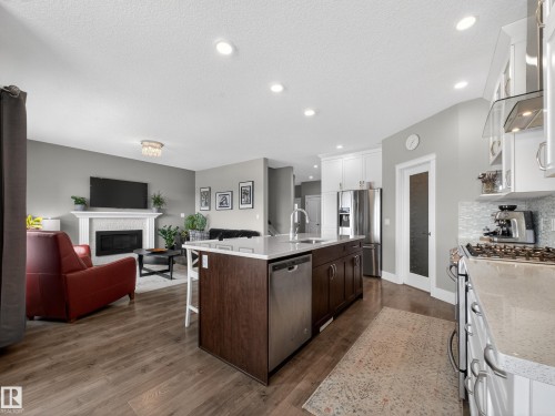 1047 Coopers Hawk Link Link, Edmonton, AB - Indoor Photo Showing Kitchen
