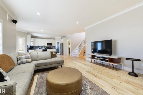 195 Darlington Crescent, Edmonton, AB - Indoor Photo Showing Living Room