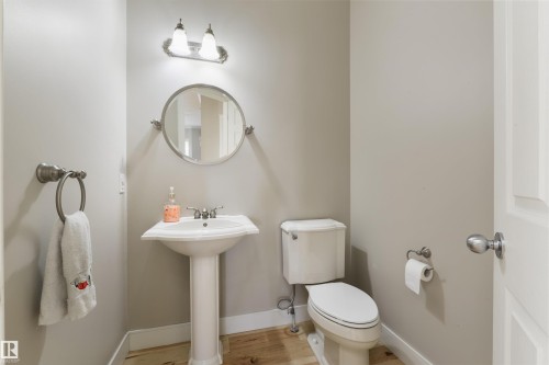 195 Darlington Crescent, Edmonton, AB - Indoor Photo Showing Bathroom