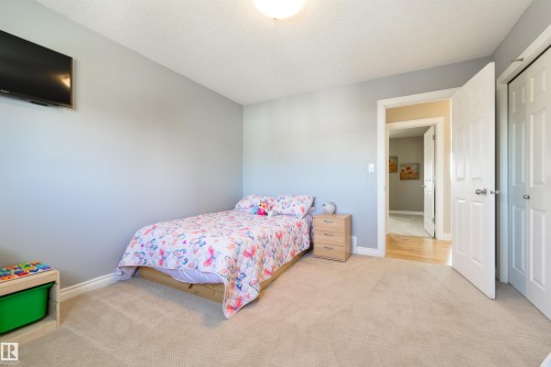 195 Darlington Crescent, Edmonton, AB - Indoor Photo Showing Bedroom