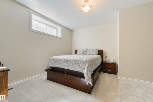 195 Darlington Crescent, Edmonton, AB - Indoor Photo Showing Bedroom