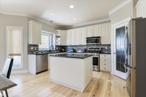 195 Darlington Crescent, Edmonton, AB - Indoor Photo Showing Kitchen With Upgraded Kitchen