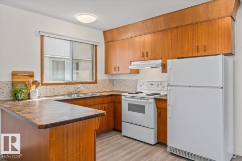 10013 106 Street, Fort Saskatchewan, AB - Indoor Photo Showing Kitchen With Double Sink