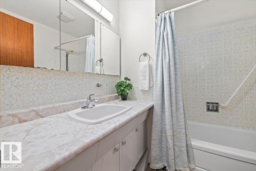 10013 106 Street, Fort Saskatchewan, AB - Indoor Photo Showing Bathroom