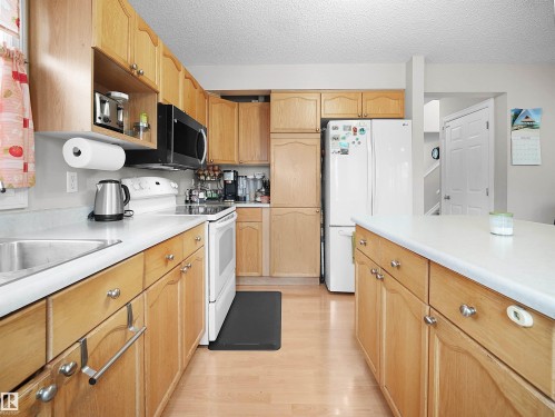 21379 89 Avenue, Edmonton, AB - Indoor Photo Showing Kitchen