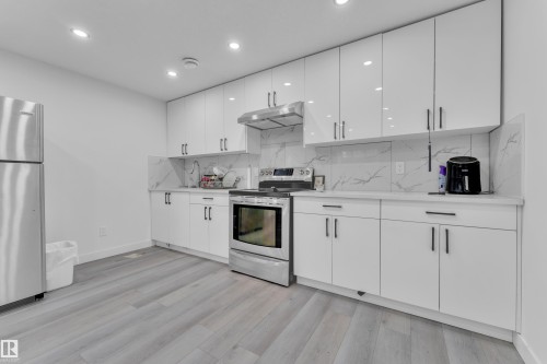 1035 Watt Promenade Promenade Sw, Edmonton, AB - Indoor Photo Showing Kitchen