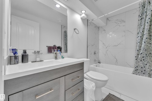 1035 Watt Promenade Promenade Sw, Edmonton, AB - Indoor Photo Showing Bathroom