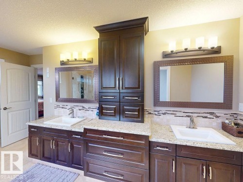 10617 174A Avenue, Edmonton, AB - Indoor Photo Showing Bathroom