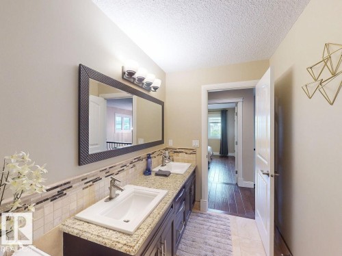 10617 174A Avenue, Edmonton, AB - Indoor Photo Showing Bathroom