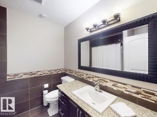 10617 174A Avenue, Edmonton, AB - Indoor Photo Showing Bathroom