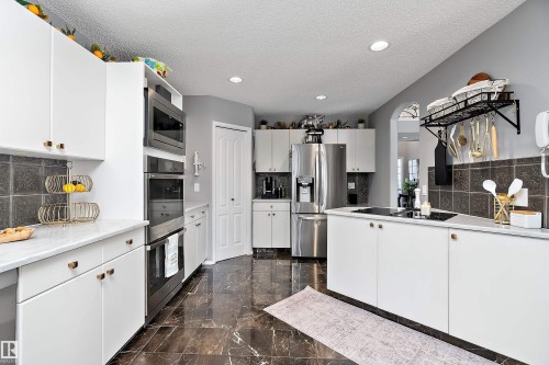 528 Carse Lane, Edmonton, AB - Indoor Photo Showing Kitchen