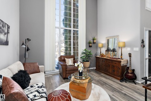 528 Carse Lane, Edmonton, AB - Indoor Photo Showing Living Room